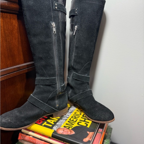 UGG Black Heeled Boots Sleek and Stylish - Picture 5 of 15